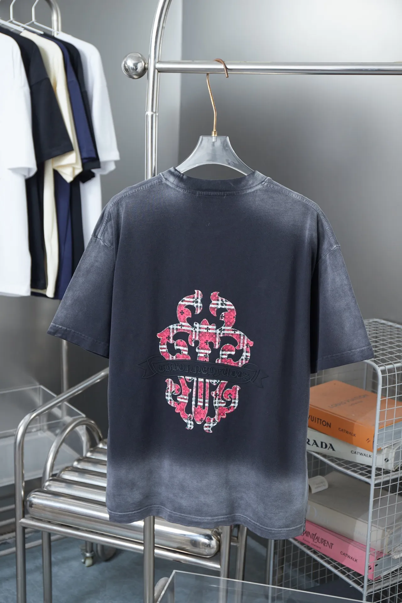 🅿️210 Ch*ome Hearte 25SS early spring new style, short-sleeved with Kro heart logo and rhinestones, light luxury, essential item for daily commuting for men and women, correct version, welcome to compare, detailed features · 320g 100% pure cotton double yarn jersey fabric · Custom dyed in the same vat, special thickened 32 pieces double-strand 1X1 thread · Digital direct printing ➕Australian imported pearlescent diamonds ➕Thick three-dimensional letter logo · Ready-made garments are dyed, then faded and fried with snowflakes, then washed to make them look old. · Common washing improves the effect. · Double-needle stitching and seam-crossing process. · Original main mark, washed tag, branded moisture-proof paper packaging. Color: black/blue/green. Size: S/M/L/XL.